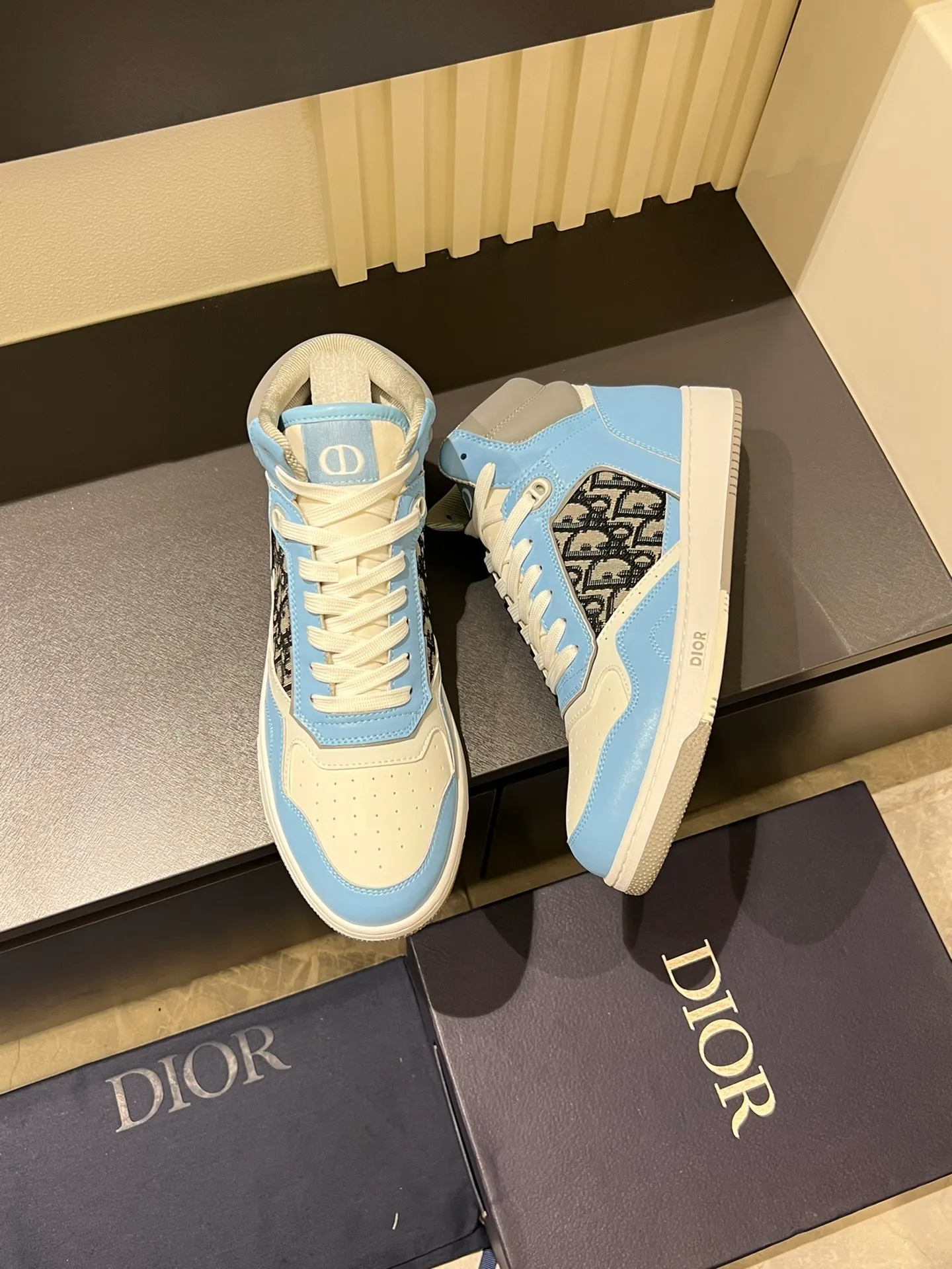Men's shoes 💰p460 "Dio*" mid-top B27 casual sneakers. This B27 high-top sneaker is a new product in the series and continues Di*r's classic style. Crafted from gray and white smooth calf leather with beige and black Oblique print panels on the sides. The "CD Icon" shaped shoelace eyelets are clever and delicate, and the two-color rubber sole, rear collar and heel are all equipped with the brand's iconic details to enhance the style. Oblique printed straps at the ankle allow for an adjustable fit to complement the overall design. Fashionable and versatile, it can complement any look. Create an exquisite design with unique dynamic vitality and modern atmosphere, presented in low-top and high-top styles. This new must-have shoe adds a new dimension to Dior's archive heritage, embodying modern elegance. Purchase the original version and make it 1:1. If you need top quality, please come to me! Male 38-44!